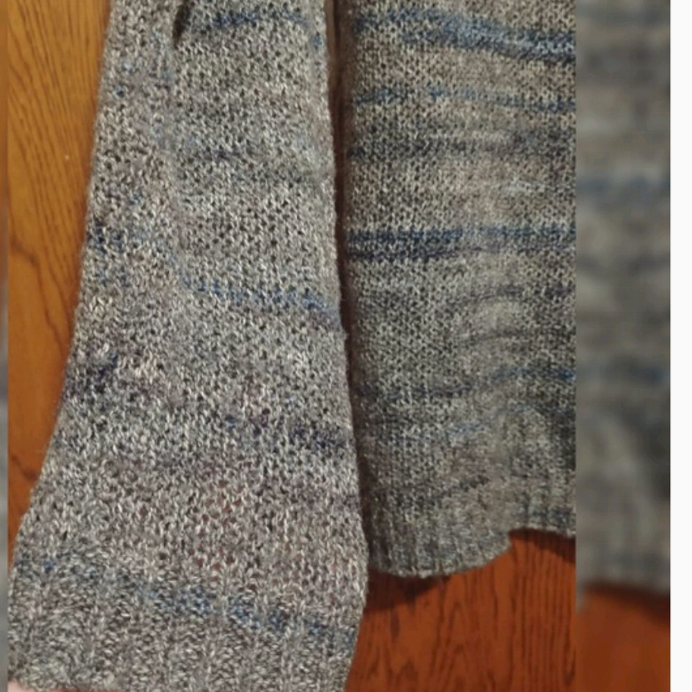 Cozy grey sweater with blue accent lines - Picture 2 of 5